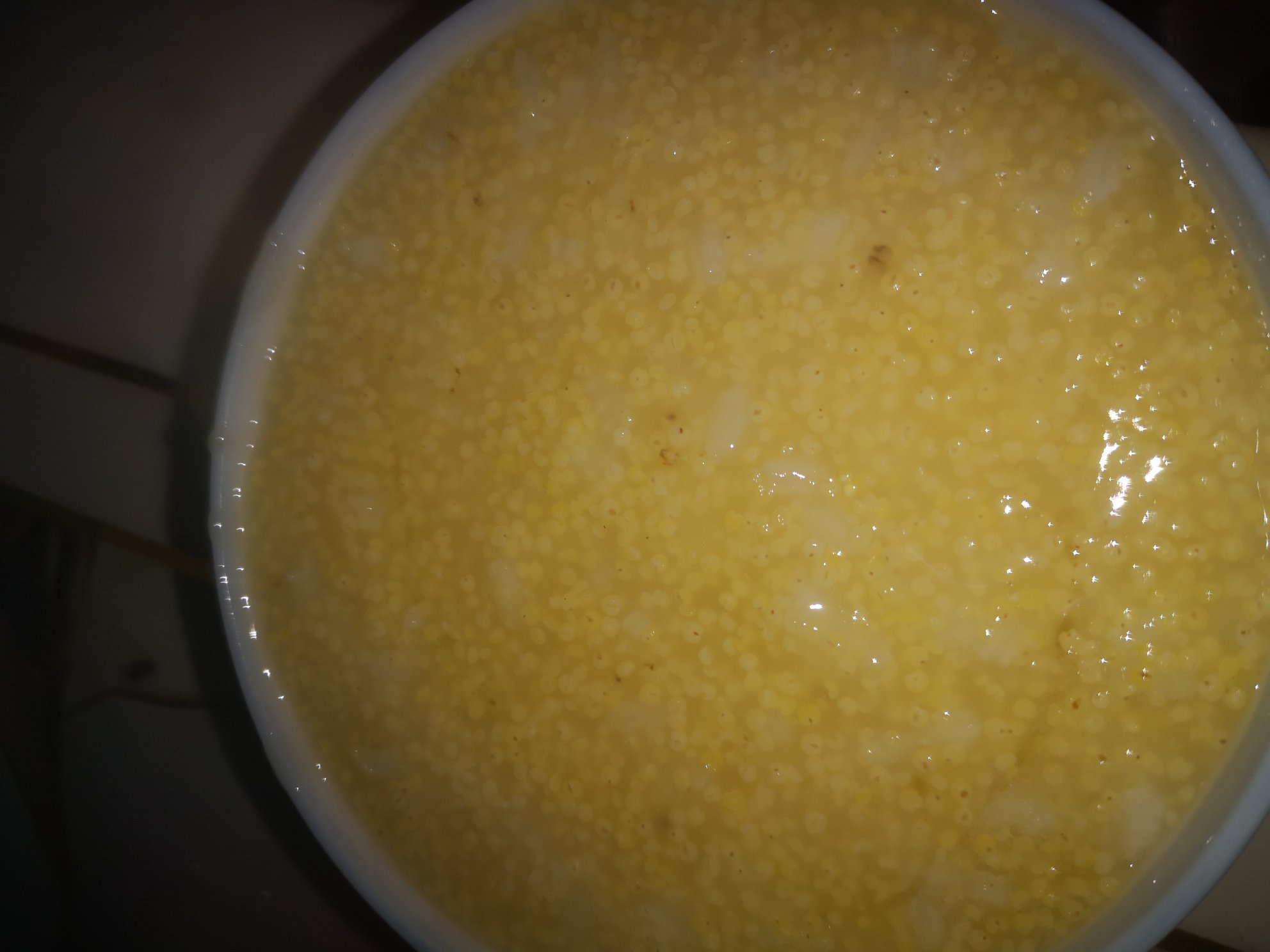 图片说明:一碗热腾腾的白萝卜薏米粥,色泽自然,表面可见白萝卜丁与薏米颗粒 白萝卜薏米粥成品图