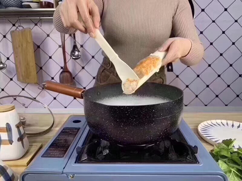 厨师正在处理一批6公分长的南美白对虾准备烹饪