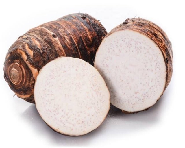 实验室检测场景：白色实验台上并列三份样品——左为荔浦香芋提取液（淡紫透明），中为紫薯提取液（深紫浑浊），右为人工色素溶液（亮紫荧光），背景可见HPLC色谱仪屏幕显示荔浦香芋花青素峰形尖锐、保留时间稳定