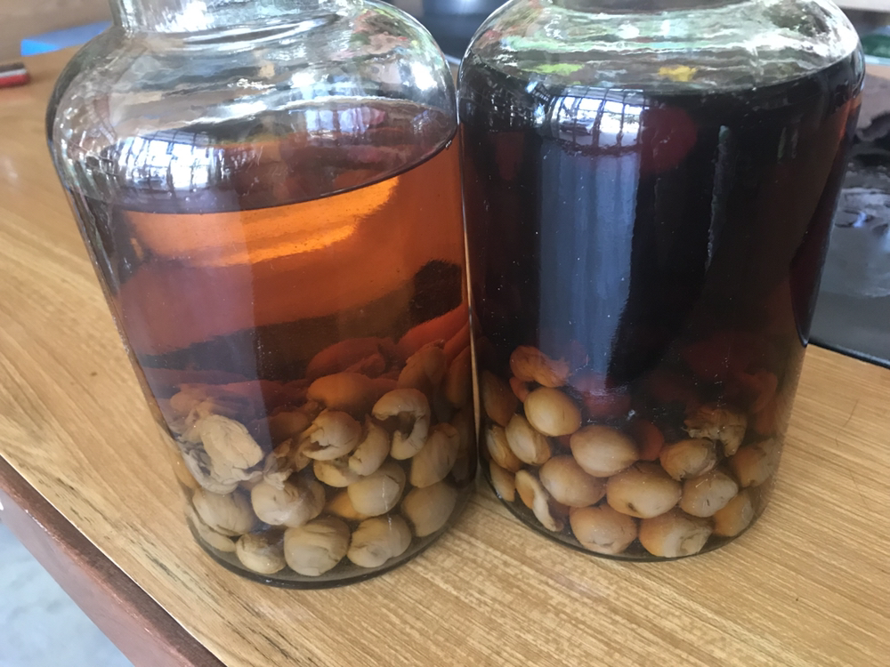 弥猕猴桃酒倒入玻璃杯特写