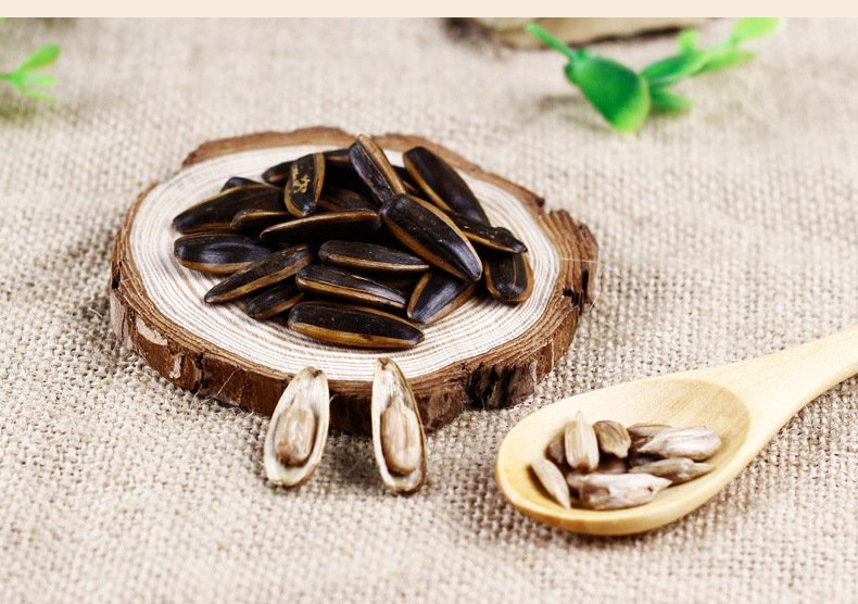 李子与香瓜子作为下午茶搭配图