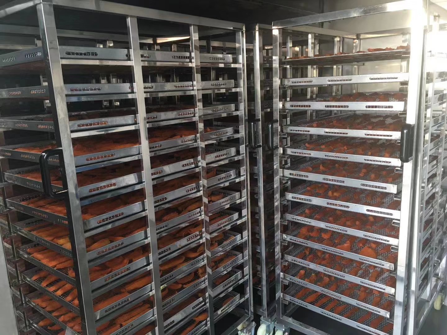 包裹锡纸的红薯在烤箱中烘烤