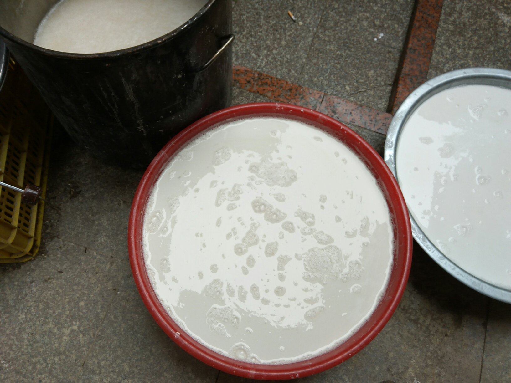 展示粉葛的清洗、切片、浸泡及烹饪过程,强调安全处理步骤 粉葛正确清洗与烹饪步骤图