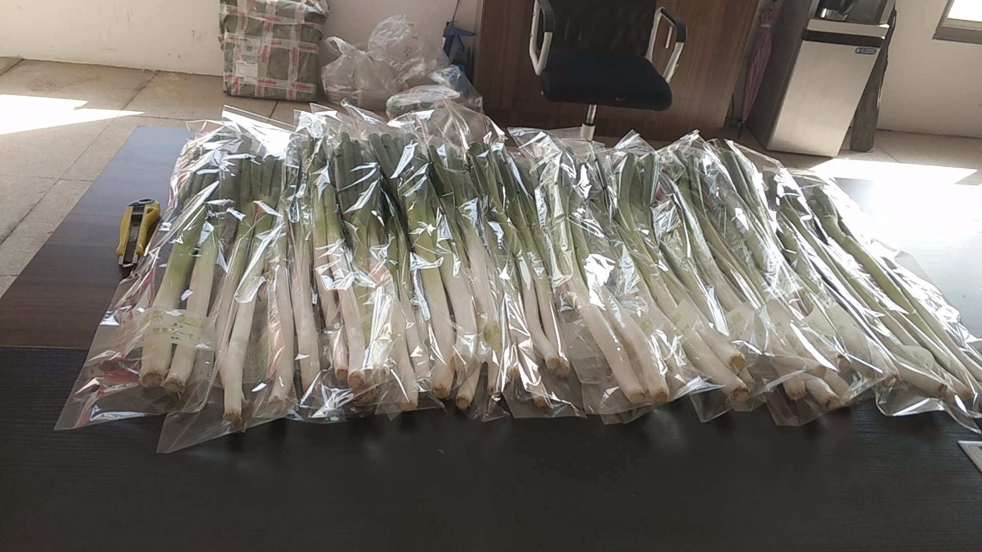 包头大葱在市场中的包装与销售场景,展示其品牌化与市场流通情况 包头大葱包装与市场销售场景