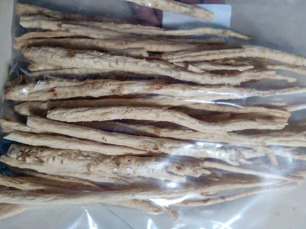 左侧为干燥状态下的北沙参、麦冬、太子参混合药材,颜色偏黄褐;右侧为泡发20分钟后的同批药材,体积明显膨胀,色泽变亮,置于透明玻璃碗中,背景为浅色厨房台面 药材泡发前后对比图
