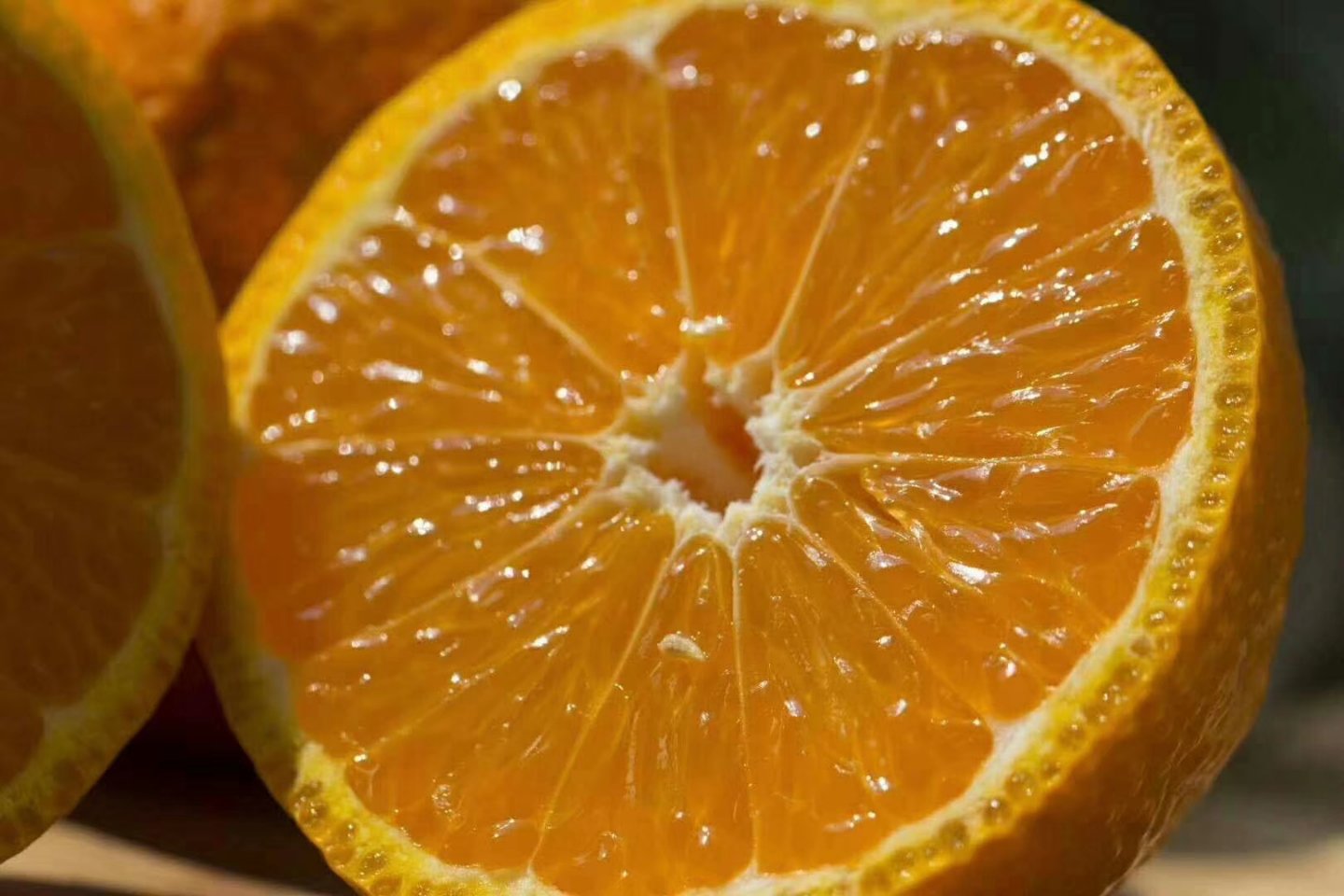 新鲜切开的沃柑剖面特写