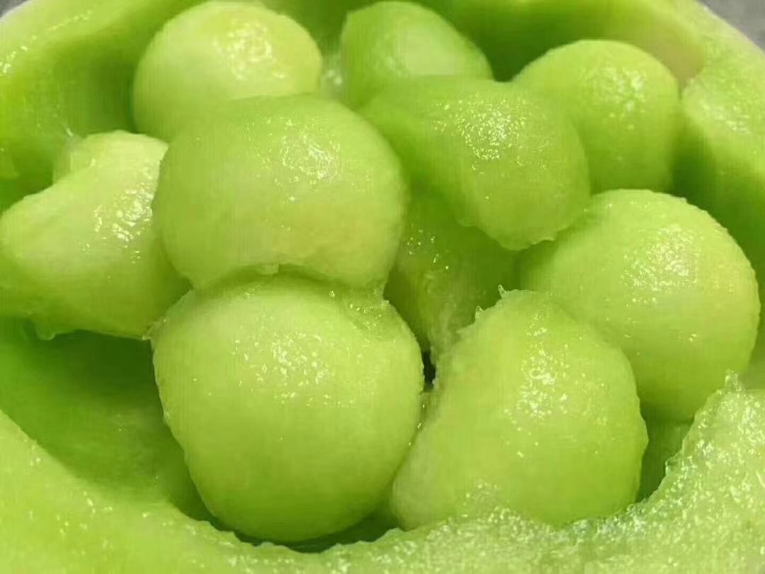 一个成熟的冰清玉菇甜瓜放置在白色背景上,瓜形圆润略扁,果皮呈乳白色带轻微黄晕,表面光滑无刺,散发自然光泽;切开后果肉洁白如玉,汁水丰盈,中心糖度区域清晰可见,种子腔小,果肉厚实 冰清玉菇甜瓜整体特写