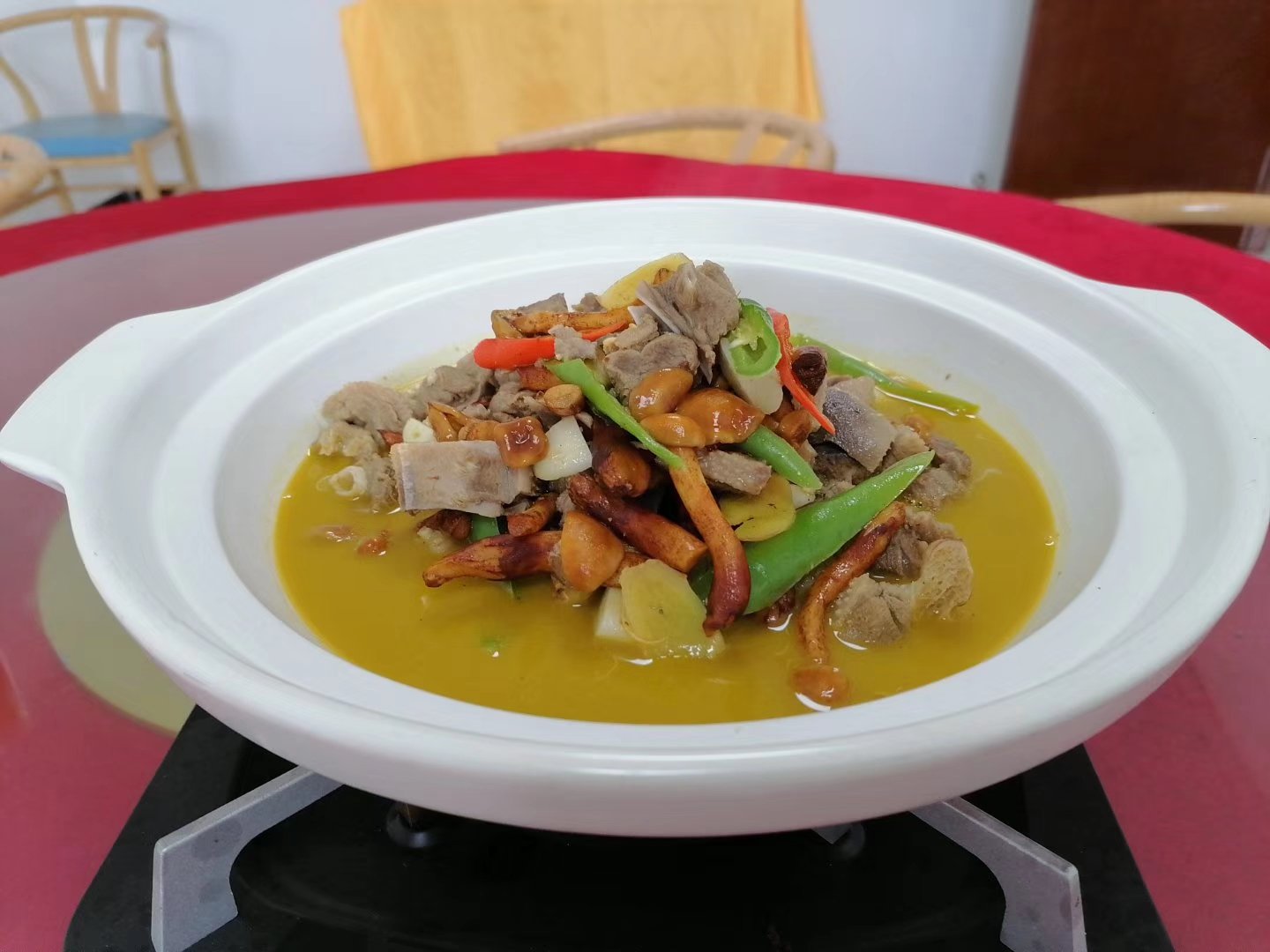 松茸炖猪肉成品图,展示热气腾腾、香气四溢的成品汤品 松茸炖猪肉成品图