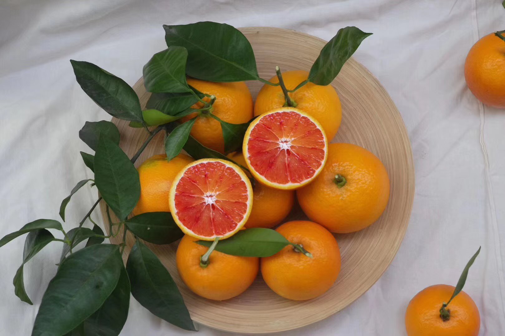 血橙完整外观与切开对比图