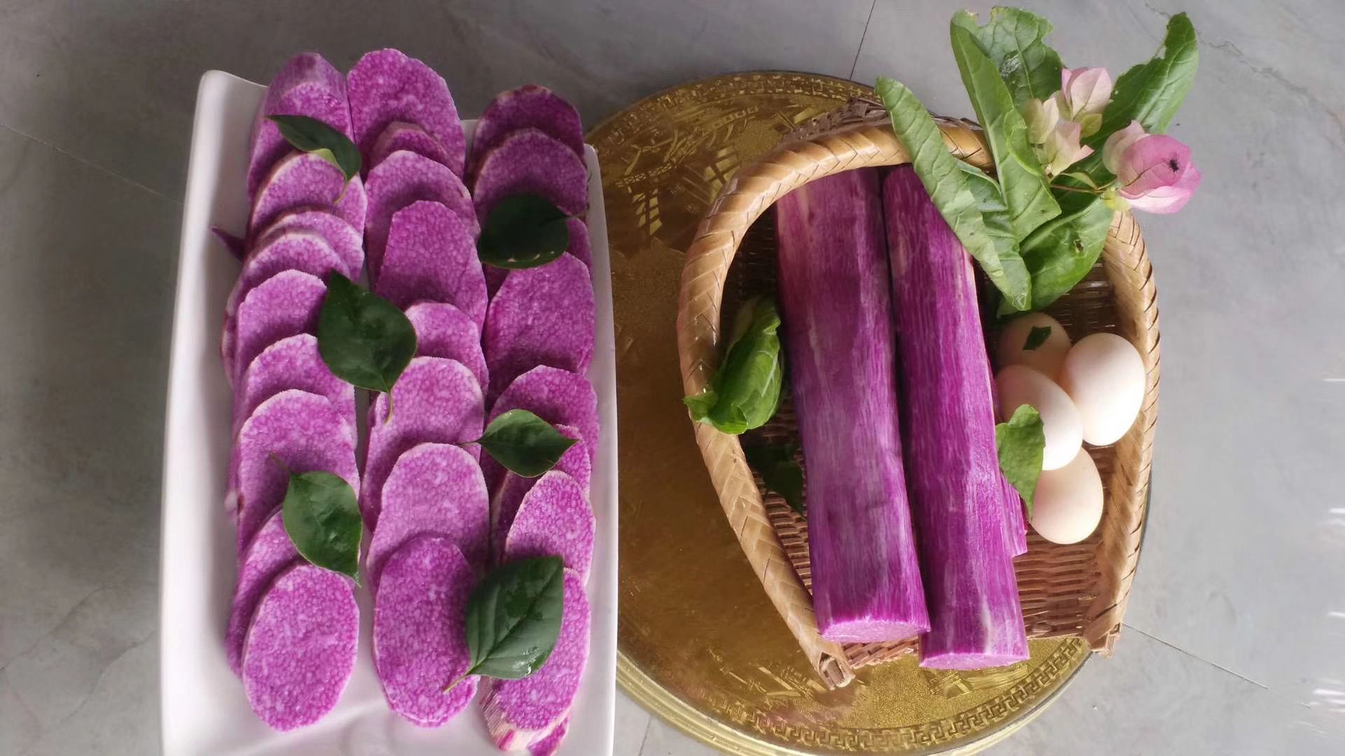 新鲜山药与荷兰豆摆放整齐，旁边有切好的蒜片和姜丝，背景为厨房操作台