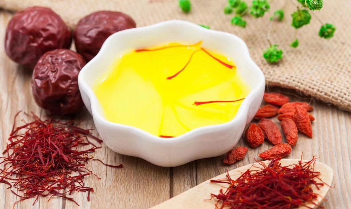 图片说明:三张连续动作图展示藏红花与枸杞的正确冲泡步骤:第一步放入枸杞,第二步加入藏红花,第三步倒入温水,每一步配文字说明 藏红花枸杞冲泡步骤示意图