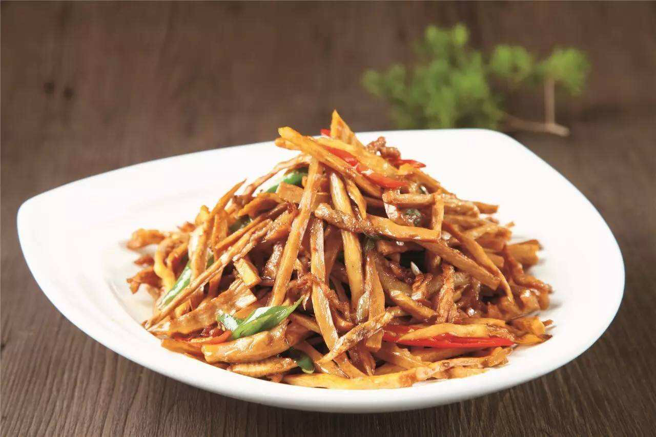 成品图：莴苣丝炒肉丝摆盘效果