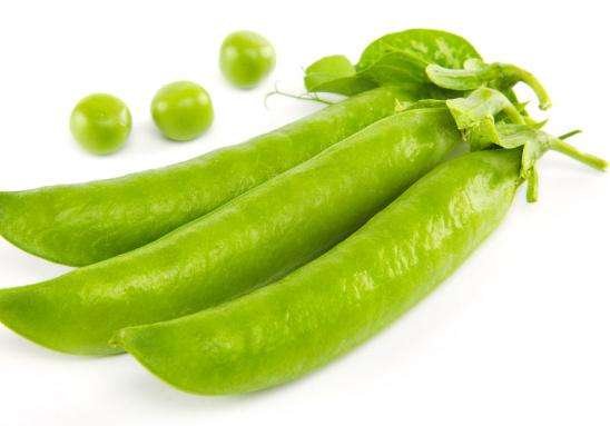 展示新鲜青豌豆壳的绿色外观,豆荚完整,表面光滑 青豌豆壳特写