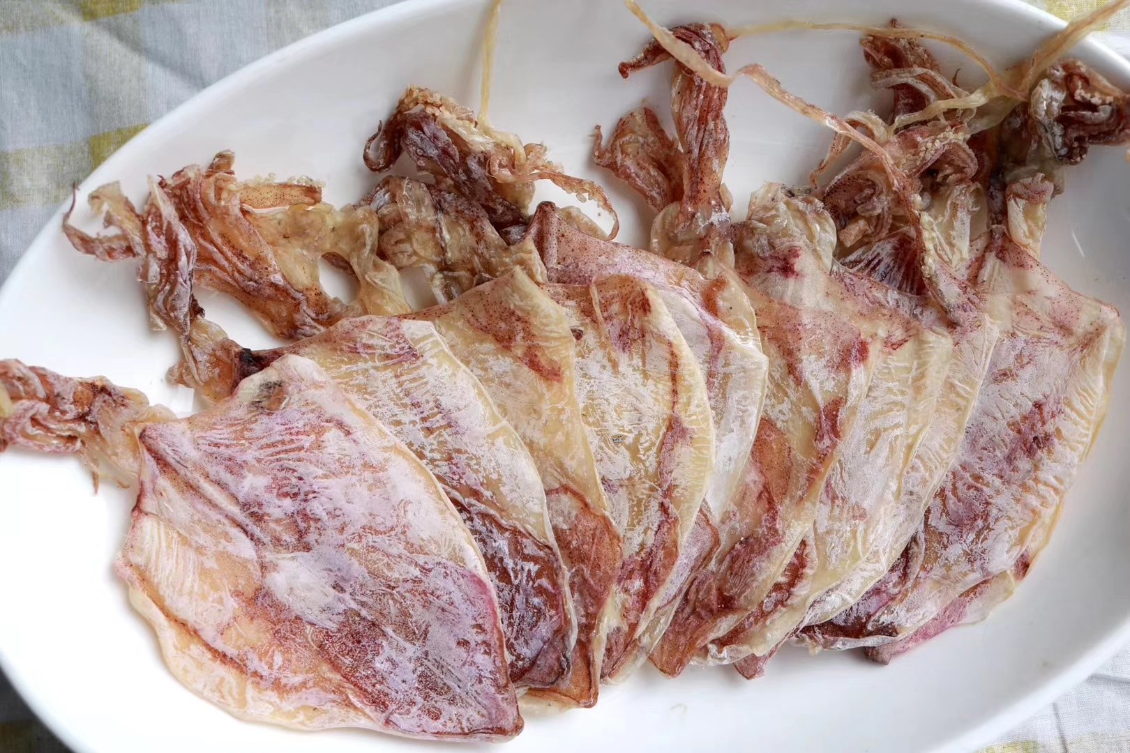 干鱿鱼作为下酒菜的摆盘图