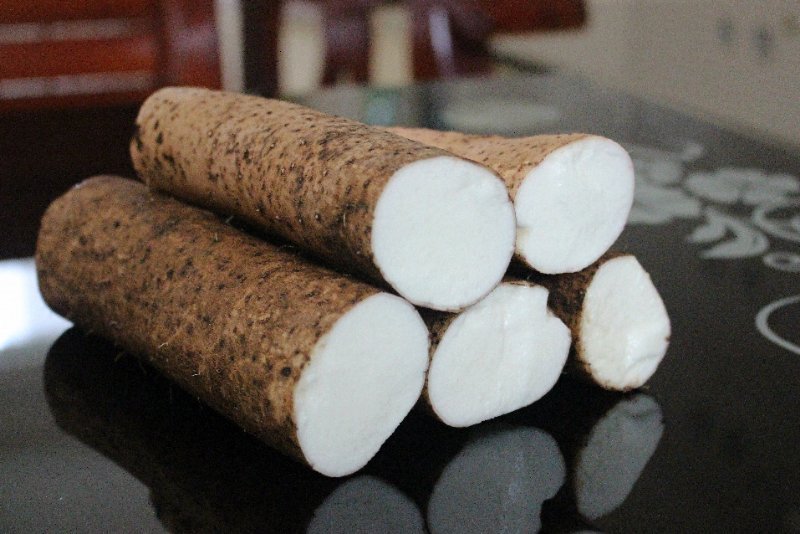 家庭厨房中正在蒸制山药的场景