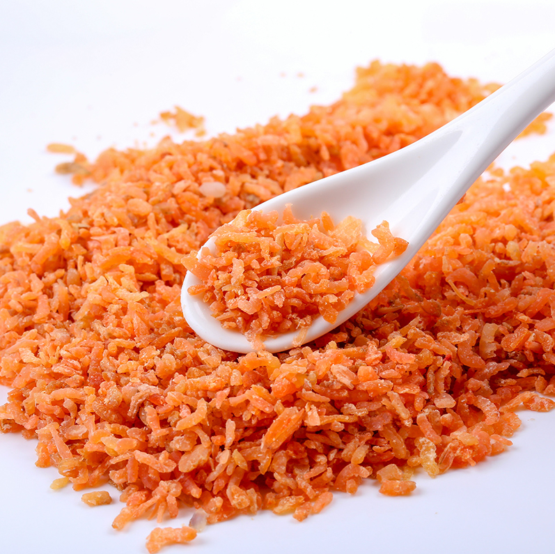 蒜薹与大虾在锅中翻炒的画面