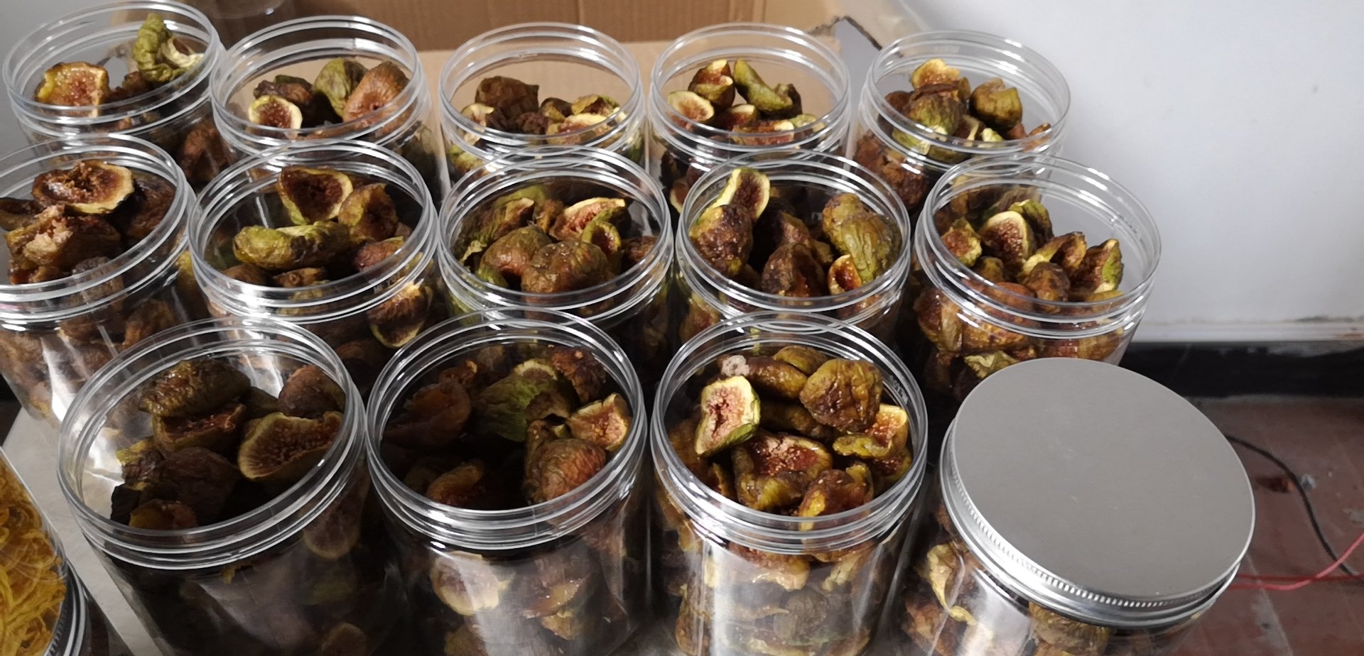 菠萝罐头、果汁、果干等深加工产品陈列柜,体现产业链延伸价值 菠萝深加工产品展示