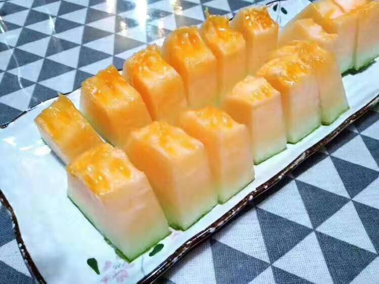 生活化场景图:哈密瓜作为健康早餐主食的科学搭配示范——红肉哈密瓜切块置于陶瓷餐盘,旁配无糖高蛋白酸奶与奇亚籽,右下角自然摆放医用血糖仪,屏幕显示'PG 5.2 mmol/L',传递'美味≠升糖'的核心健康信息 哈密瓜健康食用场景:清晨早餐盘中,150g哈密瓜块搭配无糖希腊酸奶与奇亚籽,旁边放一支血糖仪显示餐后2小时血糖5.2mmol/L