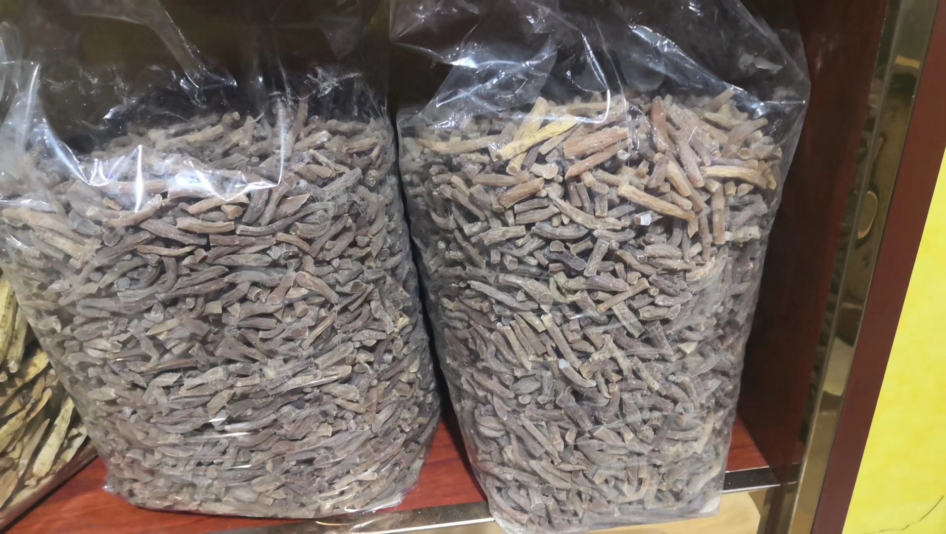 展示从真空袋中取出人参用于炖汤的过程,锅中热气腾腾,旁边摆放着人参包装袋 使用真空包装人参进行炖汤的烹饪场景