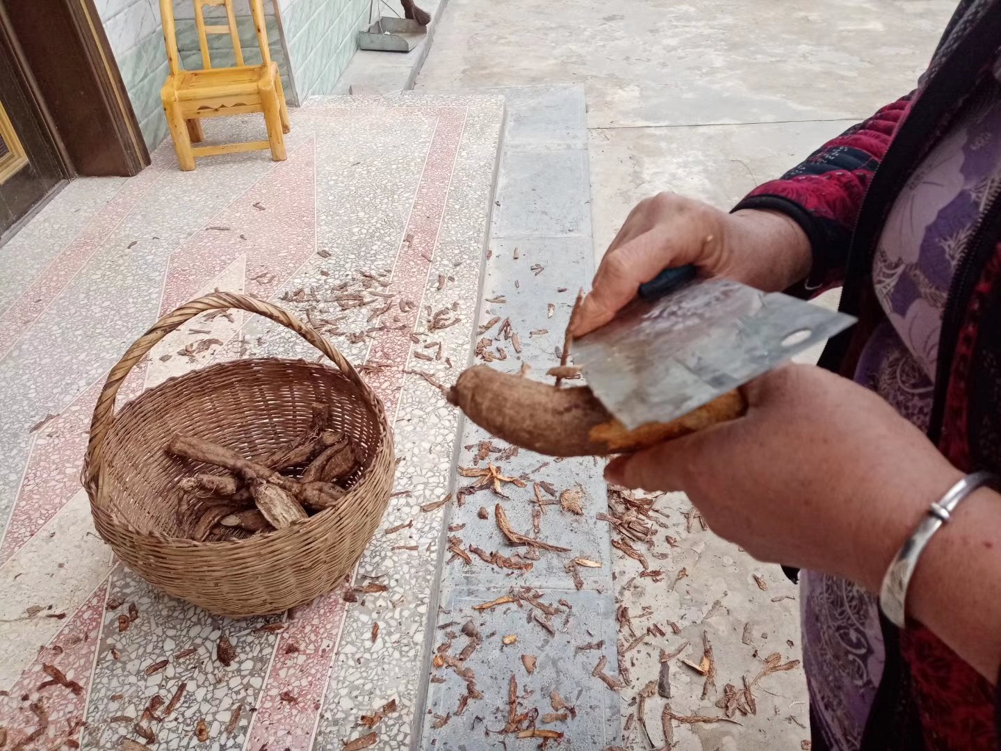 葛根削皮过程示意图