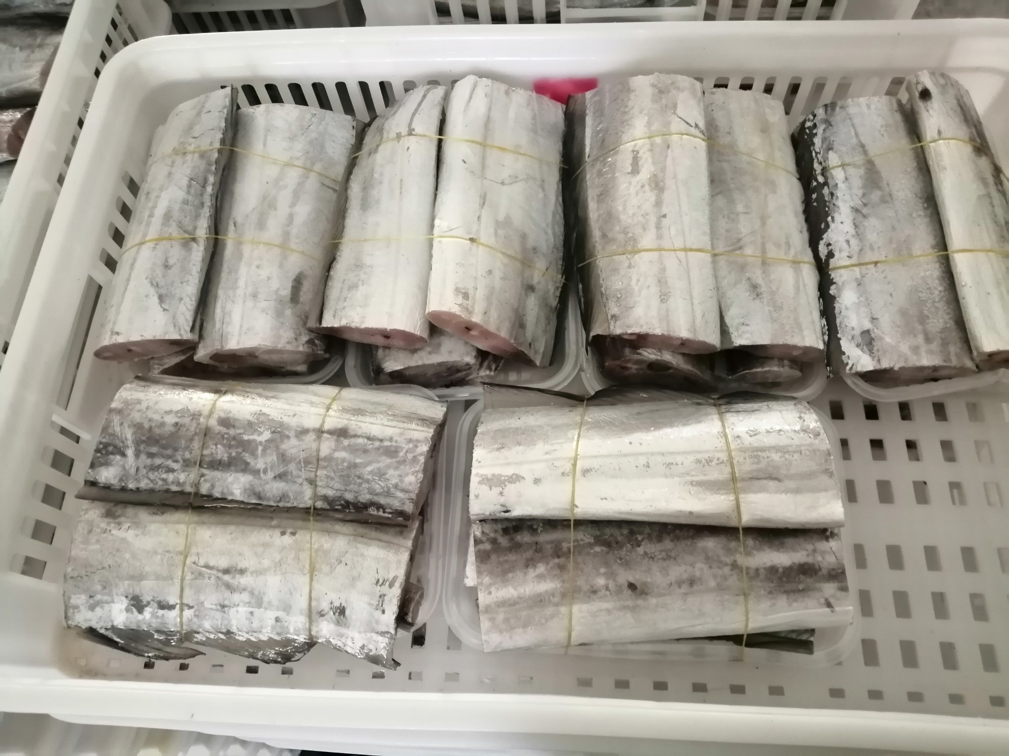 市场监管人员抽检水产品现场