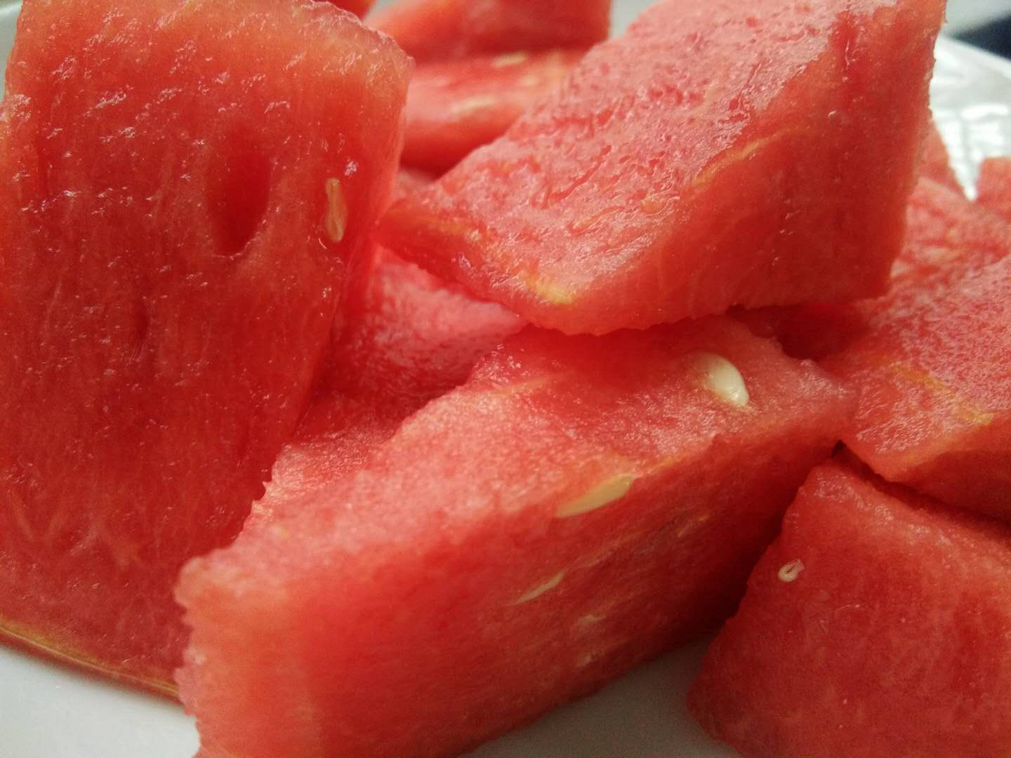 黑美人西瓜的特写镜头,展示其深绿色外皮与鲜红果肉,果肉多汁饱满 黑美人西瓜特写