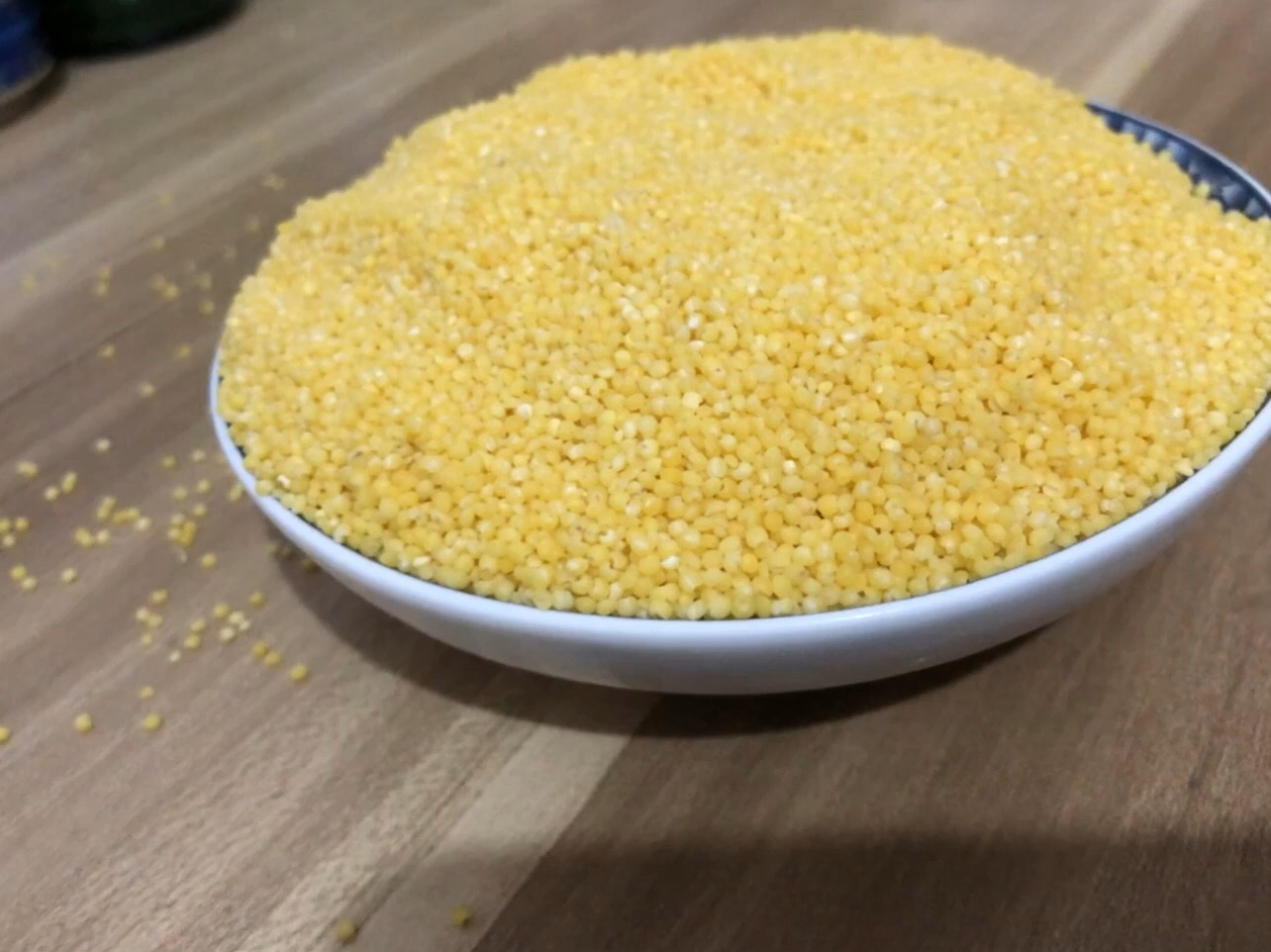 家庭餐桌上搭配洋葱泡醋的一顿健康早餐