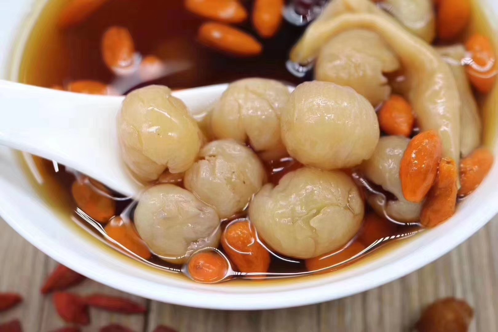 鸽子与桂圆炖汤的成品图