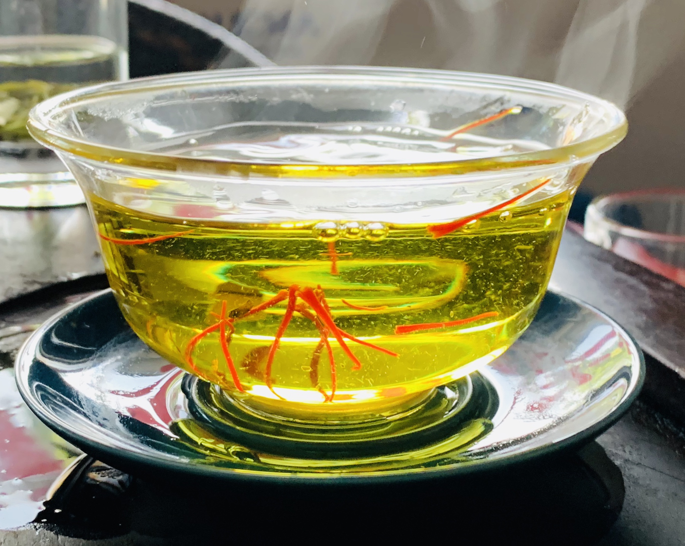 九曲红梅桂花茶在茶具中冲泡的画面