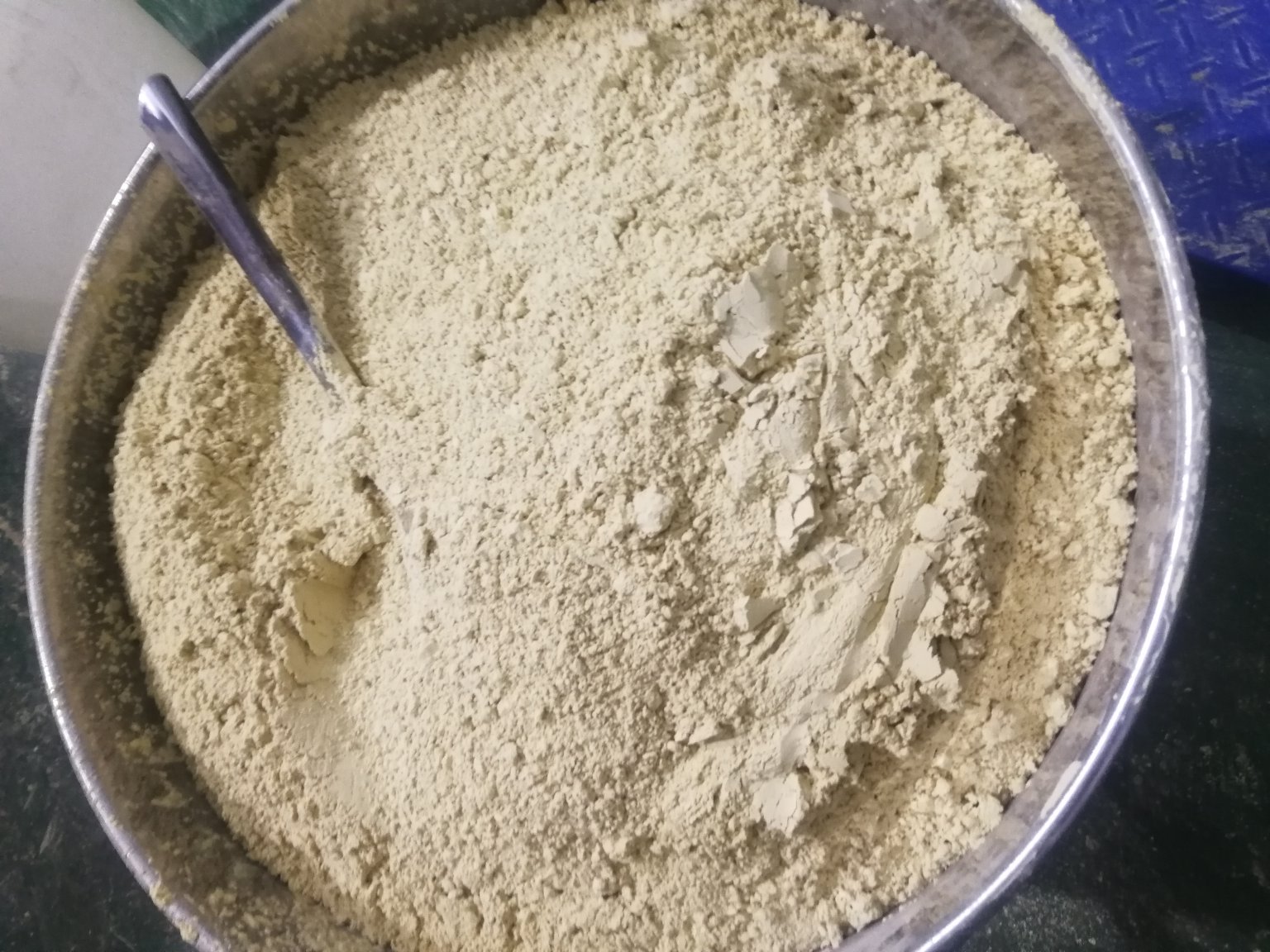白色陶瓷量勺盛取1.5g淡金色子姜姜粉,缓缓倾入预热至88℃的玻璃杯;手持竹搅棒顺时针轻柔搅拌5秒;溶液瞬间呈现透亮琥珀色,无沉淀无挂壁;杯旁放置子姜鲜品对比图(带泥嫩芽与浅黄表皮)及产品标签特写(突出'子姜源''45℃真空干燥''200目破壁'字样) 家庭厨房场景:手冲姜粉水全过程特写