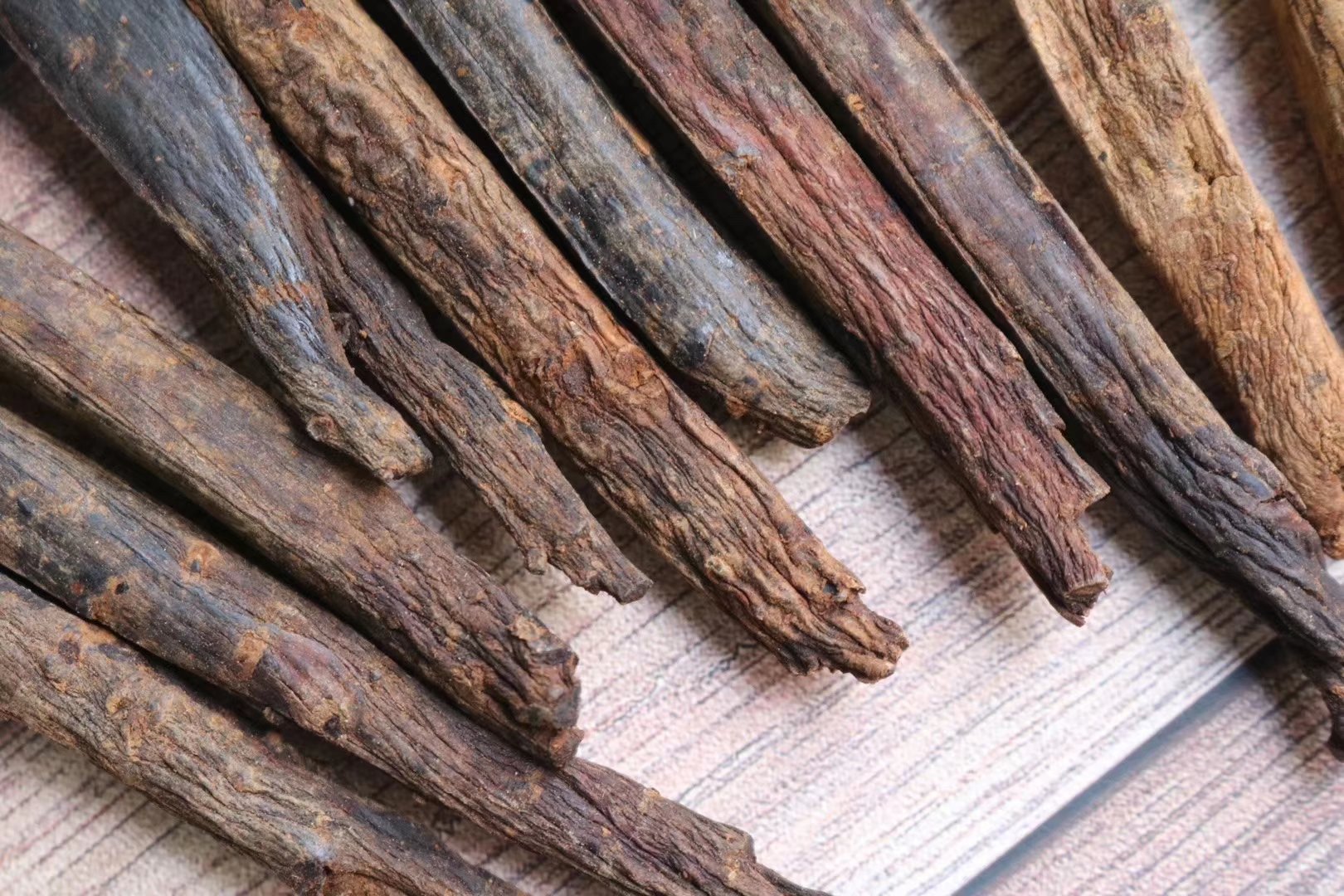 两张并列摆放的人参样品照片:左侧为红参,呈深红棕色,表面有光泽,质地坚硬;右侧为白参(生晒参),颜色淡黄至米白,纹理清晰,略显干枯。下方标注‘Panax ginseng - Red Ginseng vs. White Ginseng’,背景为实验室白色台面 红参与白参对比图