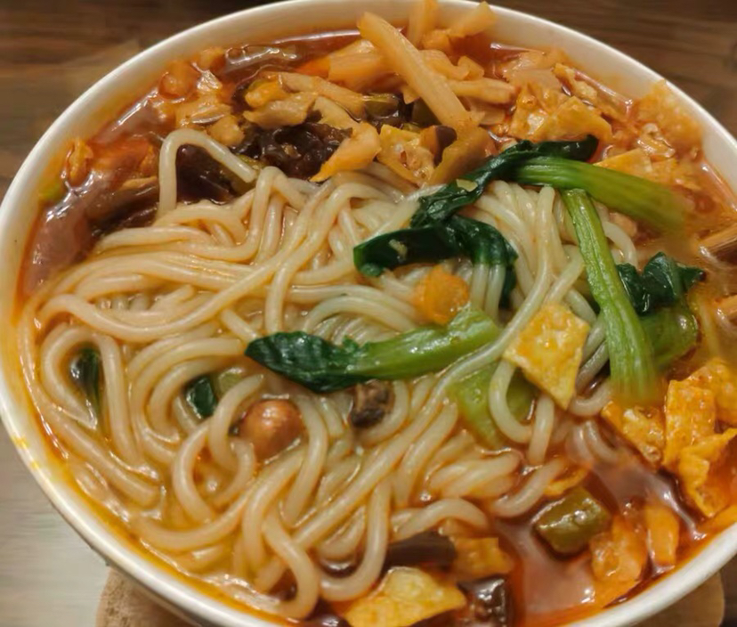 姜汤面中加入牛肉、青菜与香菇,营养丰富,色彩诱人 姜汤面搭配牛肉与蔬菜