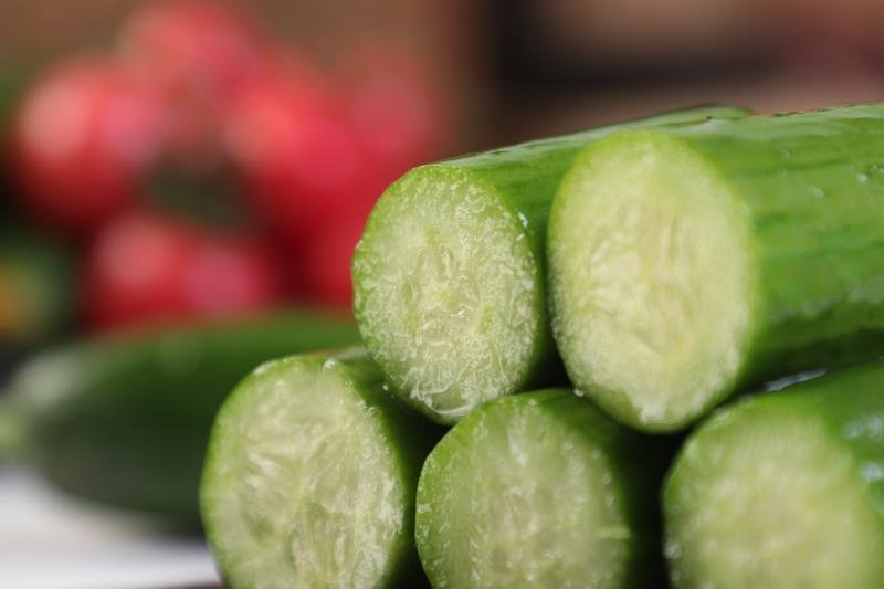 小黄瓜切片特写图,展示果肉结构与水分饱满度,适合用于健康饮食配图 小黄瓜切片特写图