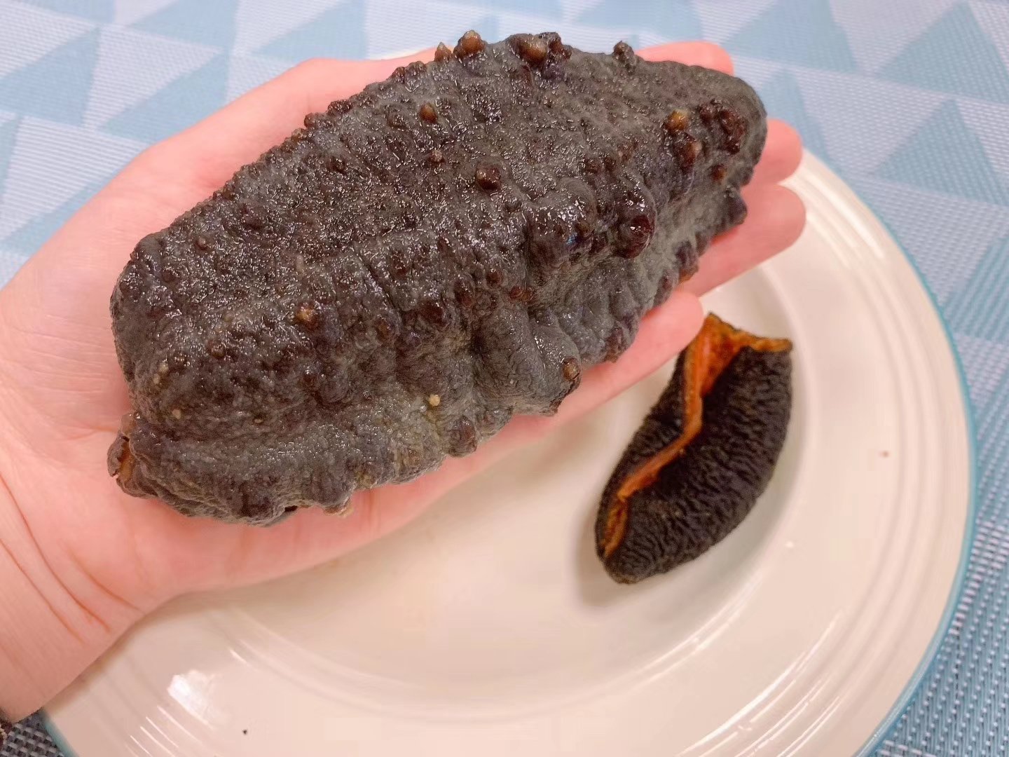 展示一锅热气腾腾的海参煮黑豆成品,汤汁浓郁,食材完整,体现传统烹饪方式 海参煮黑豆成品图