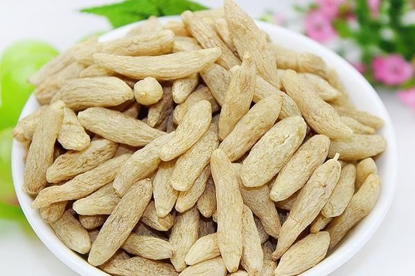 雪梨麦冬水正在砂锅中慢炖