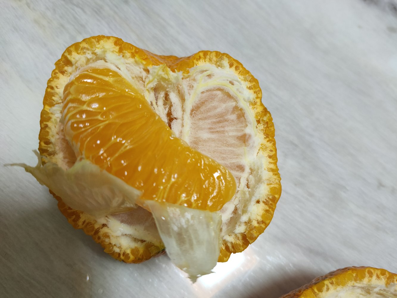 耙耙柑果实特写,展示其饱满的橙黄色果肉和光滑果皮 耙耙柑果实特写