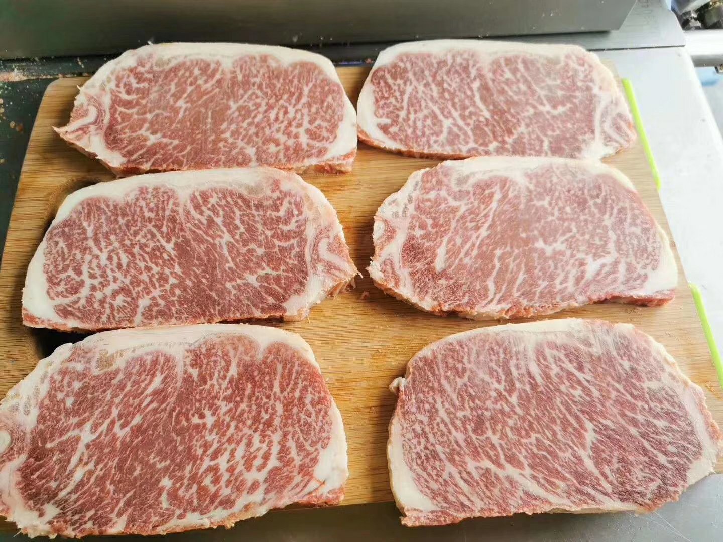 厨师正在煎制一块西门塔尔雪花牛排