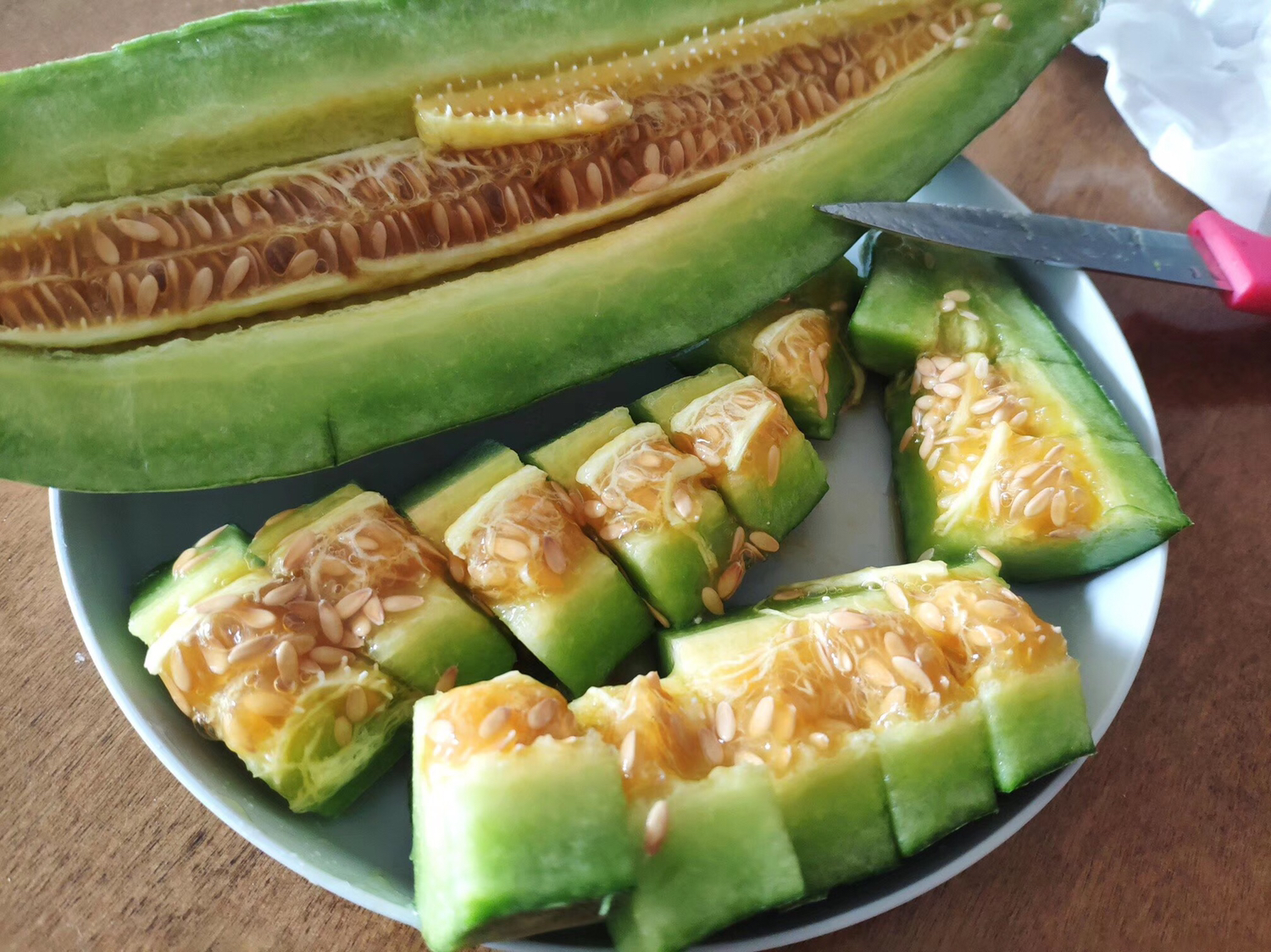 羊角蜜点心皮在蒸锅中蒸制的过程