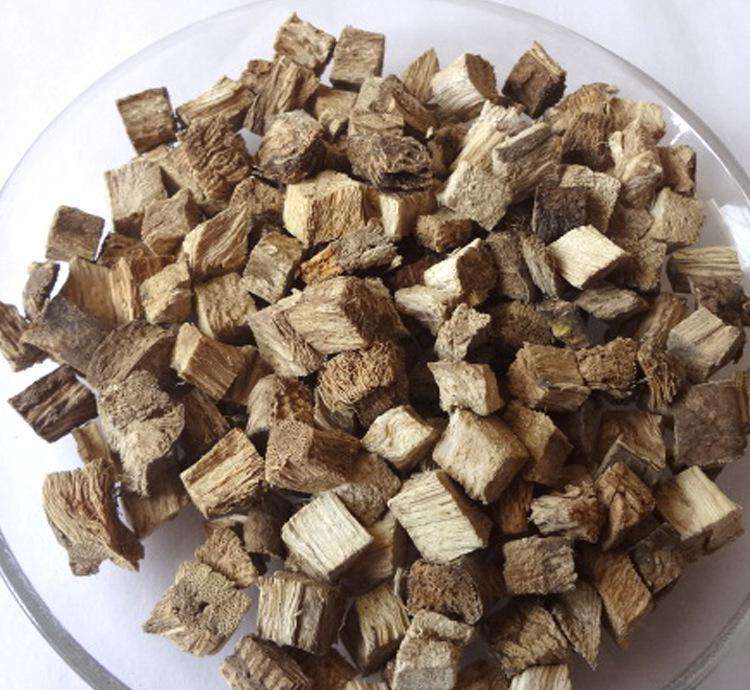 图片说明:展示新鲜柴葛根与切片后的形态,表面呈灰棕色,内部为白色或淡黄色 柴葛根的外观与切片