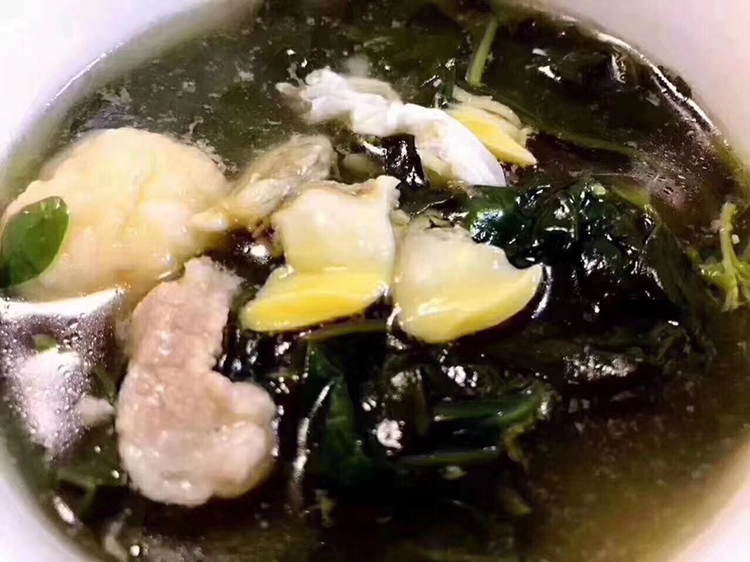 花蛤炖鸡汤成品图,盛放在白色瓷碗中,汤色清澈,花蛤微张,鸡汤香气四溢 花蛤炖鸡汤成品图
