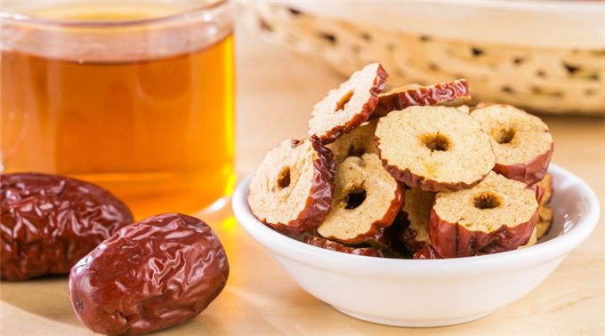 牛奶青枣搭配牛奶制作甜品示意图