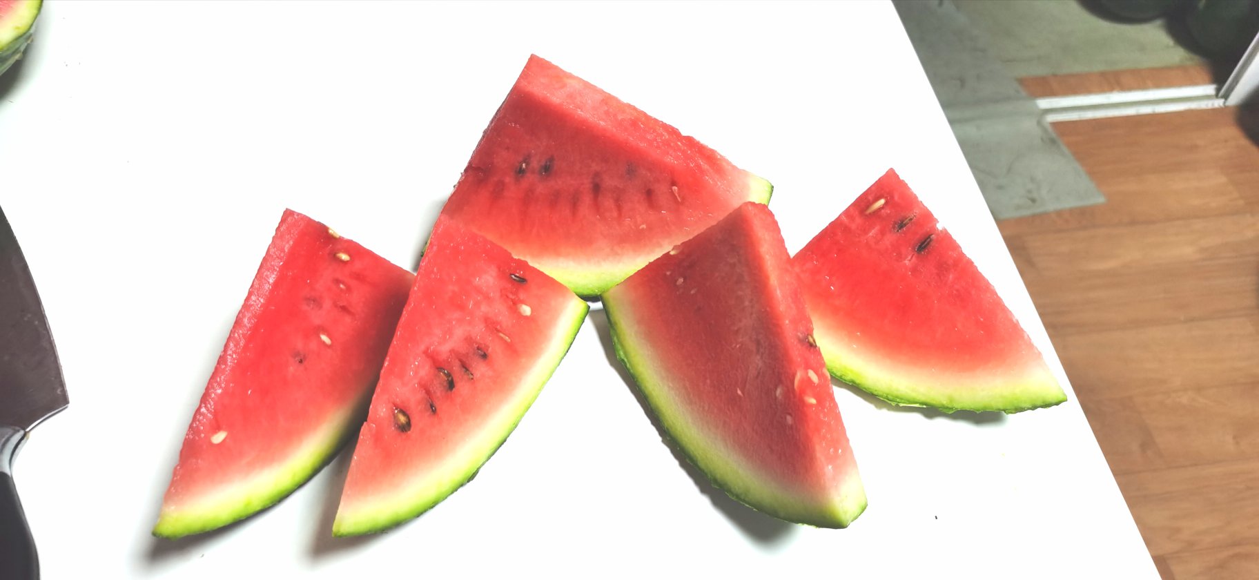 黑美人西瓜在家庭餐桌上的摆放场景