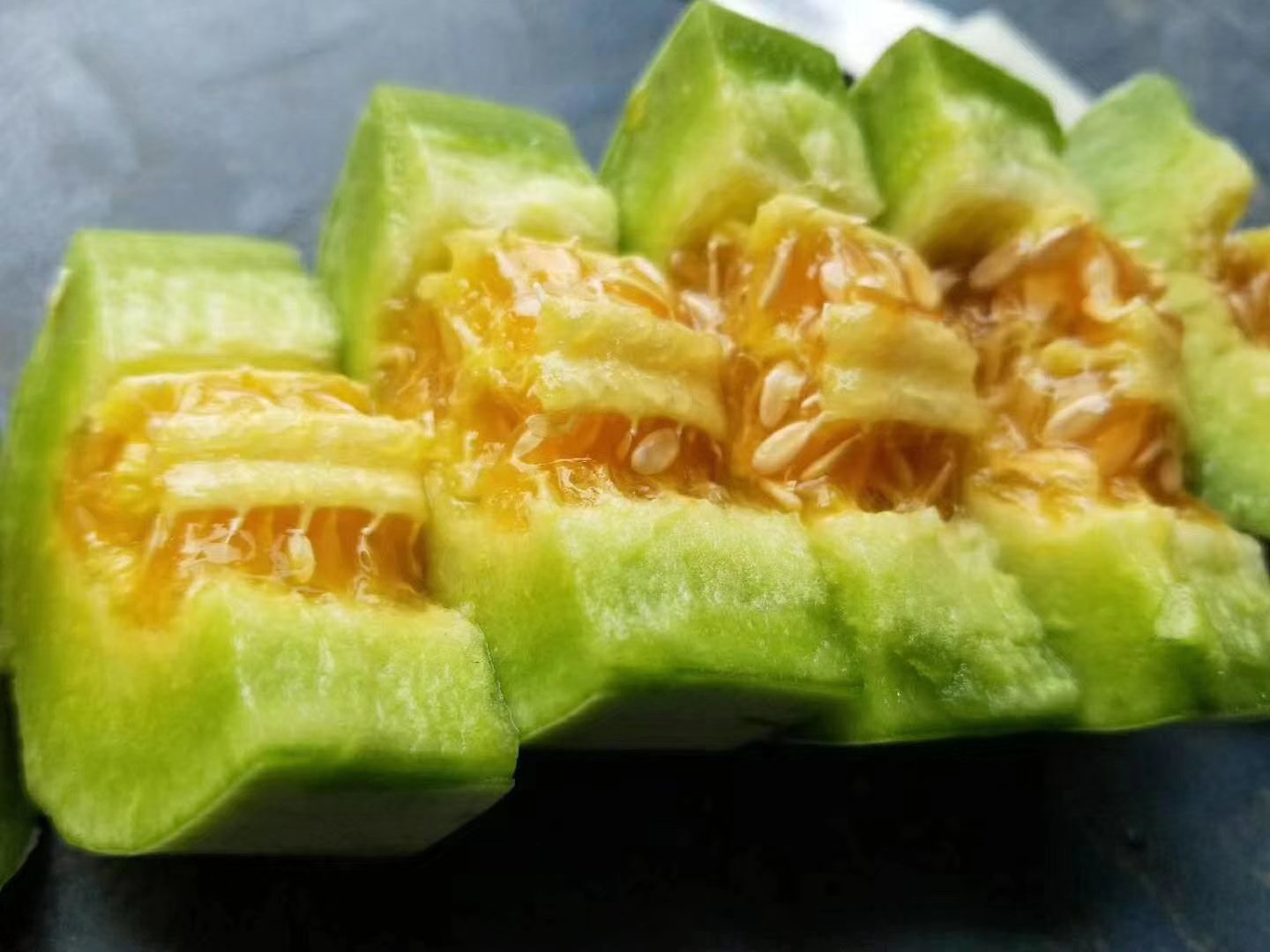 羊角蜜甜瓜在阳光下的特写