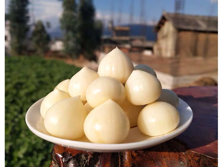 一盘色泽鲜亮、蒜香扑鼻的独头蒜拌扇贝,摆盘精致,食材新鲜,适合夏季餐桌 独头蒜拌扇贝成品展示图