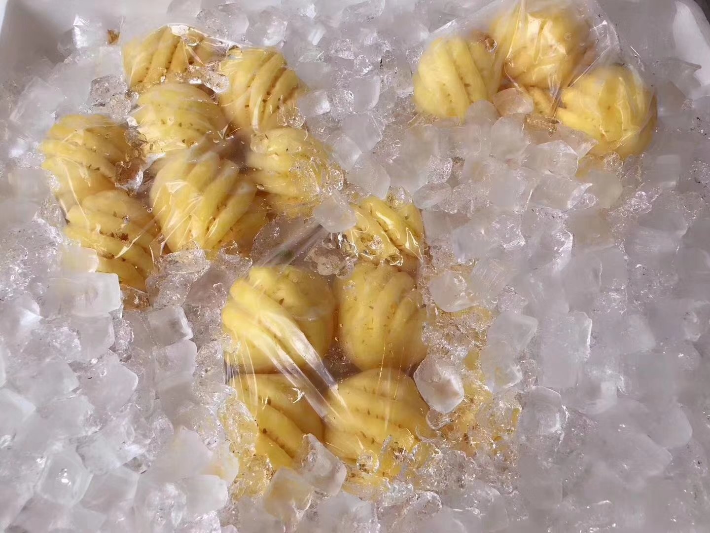 菠萝放在冰箱冷藏的示意图