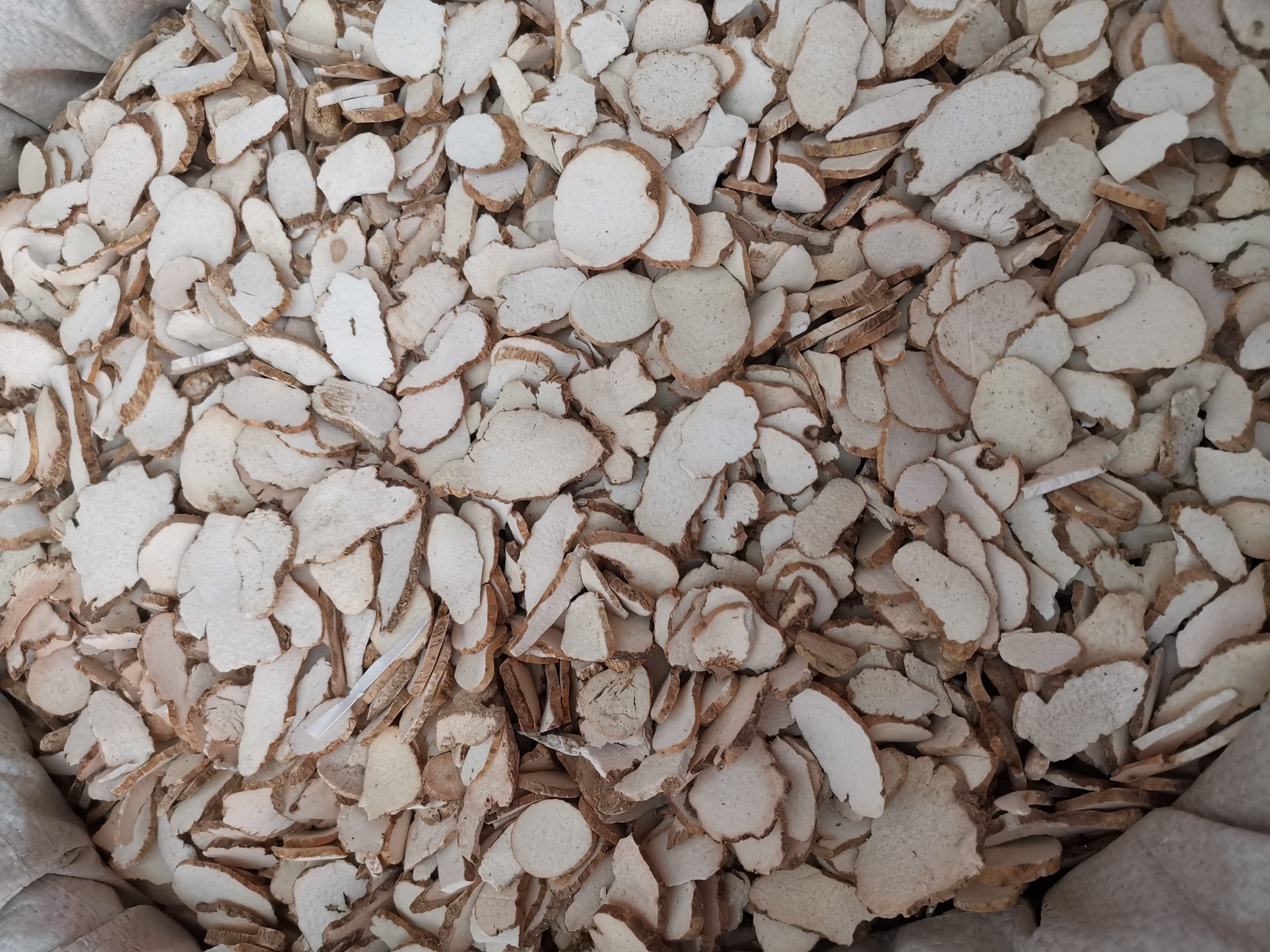 白术片与山药、大米等搭配煮粥的食疗场景图 白术片食疗图