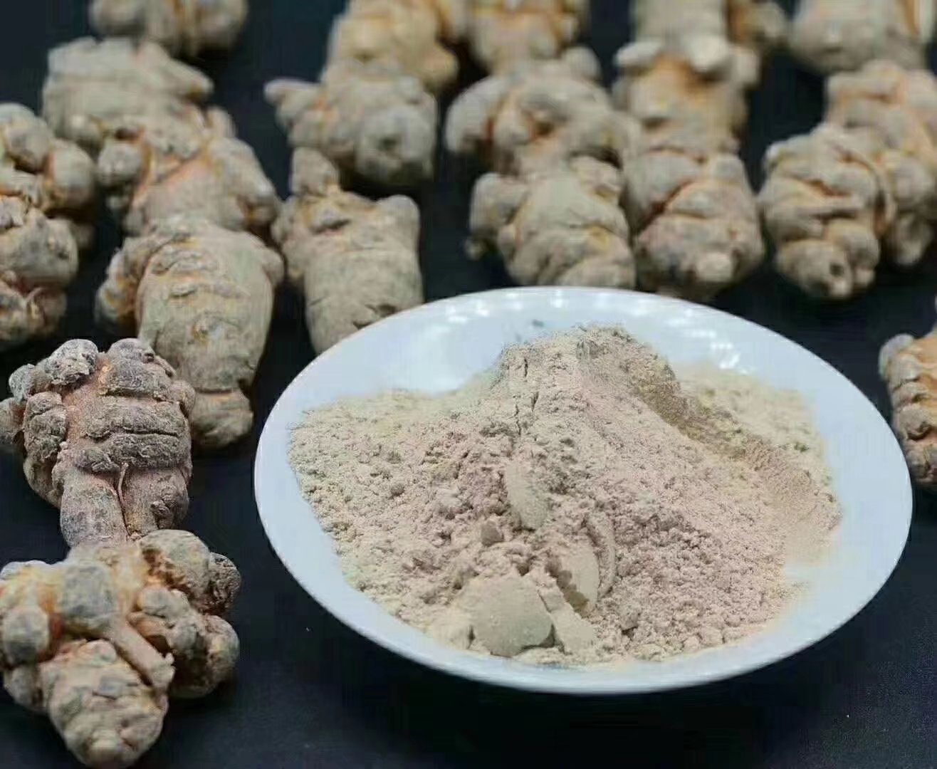 三七粉与清水混合后的状态,显示其细腻质地与轻微颜色变化 三七粉与水混合示意图