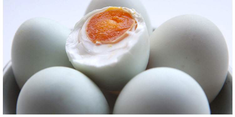 甜橙派在烤箱中烘烤,表面微微泛金黄色 甜橙派烘烤过程图