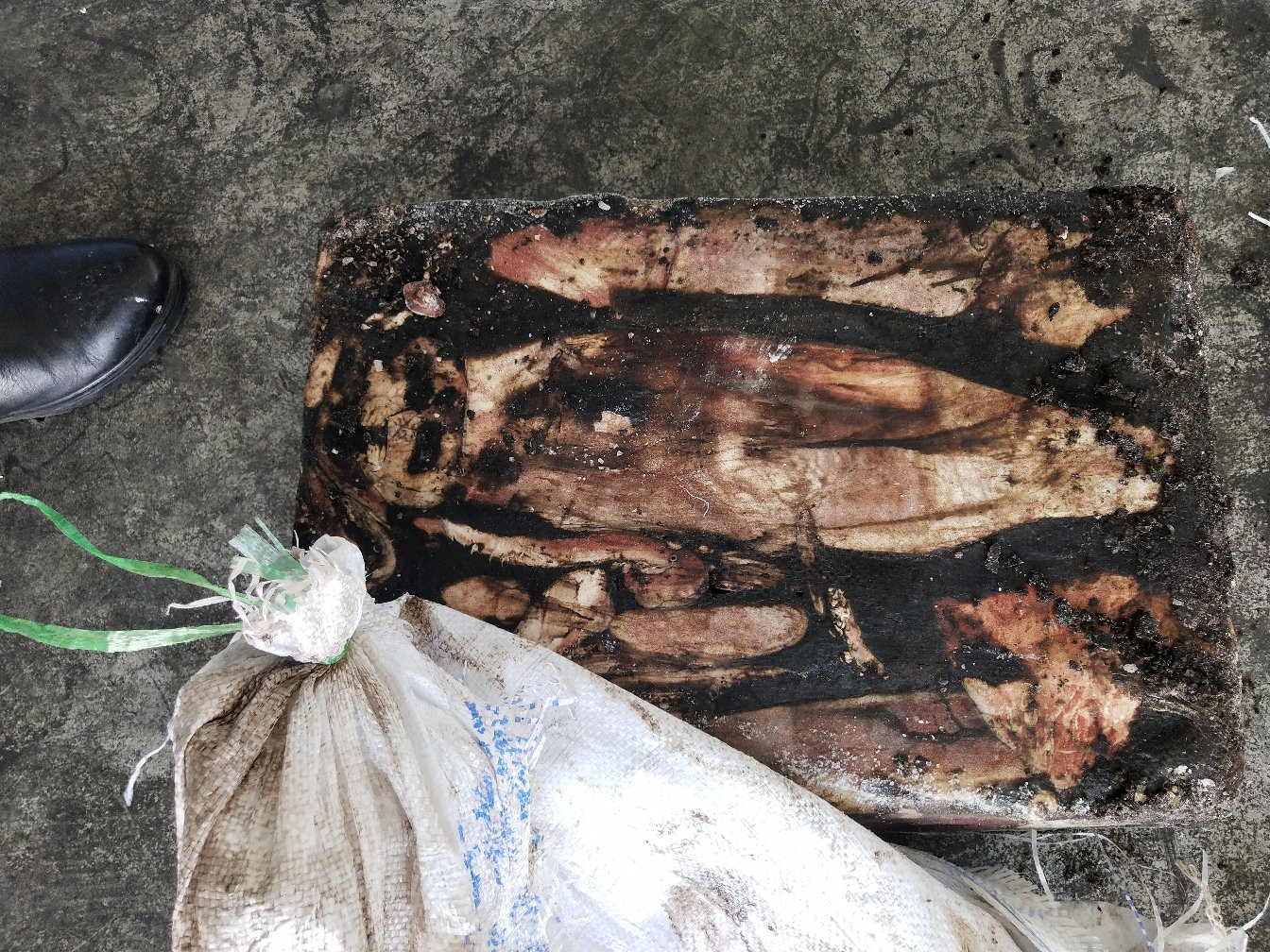 消费者在市场挑选新鲜鱿鱼的情景