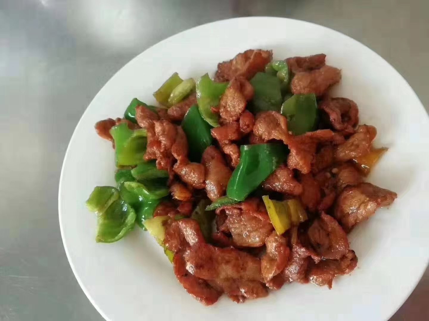 线椒炒仔鸡成品图